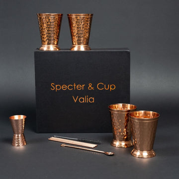 Koperen Bekerset Valia – 4x Cocktailbeker (gehamerd, Romeins-gegraveerde stijl, 300 ml) + 6-delig accessoireset